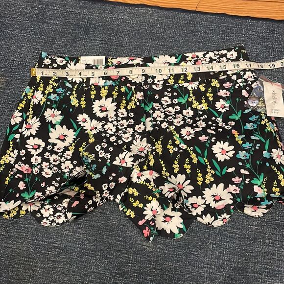 Crown & Ivy Shorts Womens Scalloped Black Floral Size 6 Shelby new with tag - Picture 6 of 8